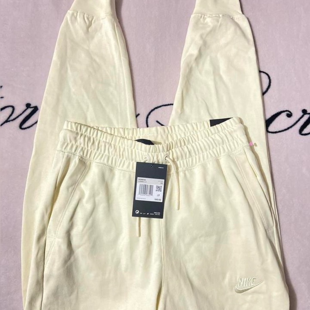 NWT Nike Women’s Standard Fit Joggers